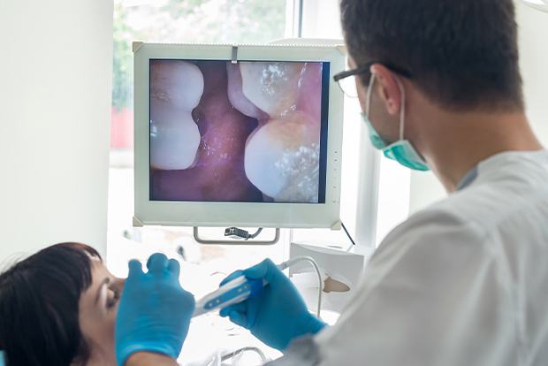Dentist capturing smile photos with a iMedit intraoral 3 D scanner